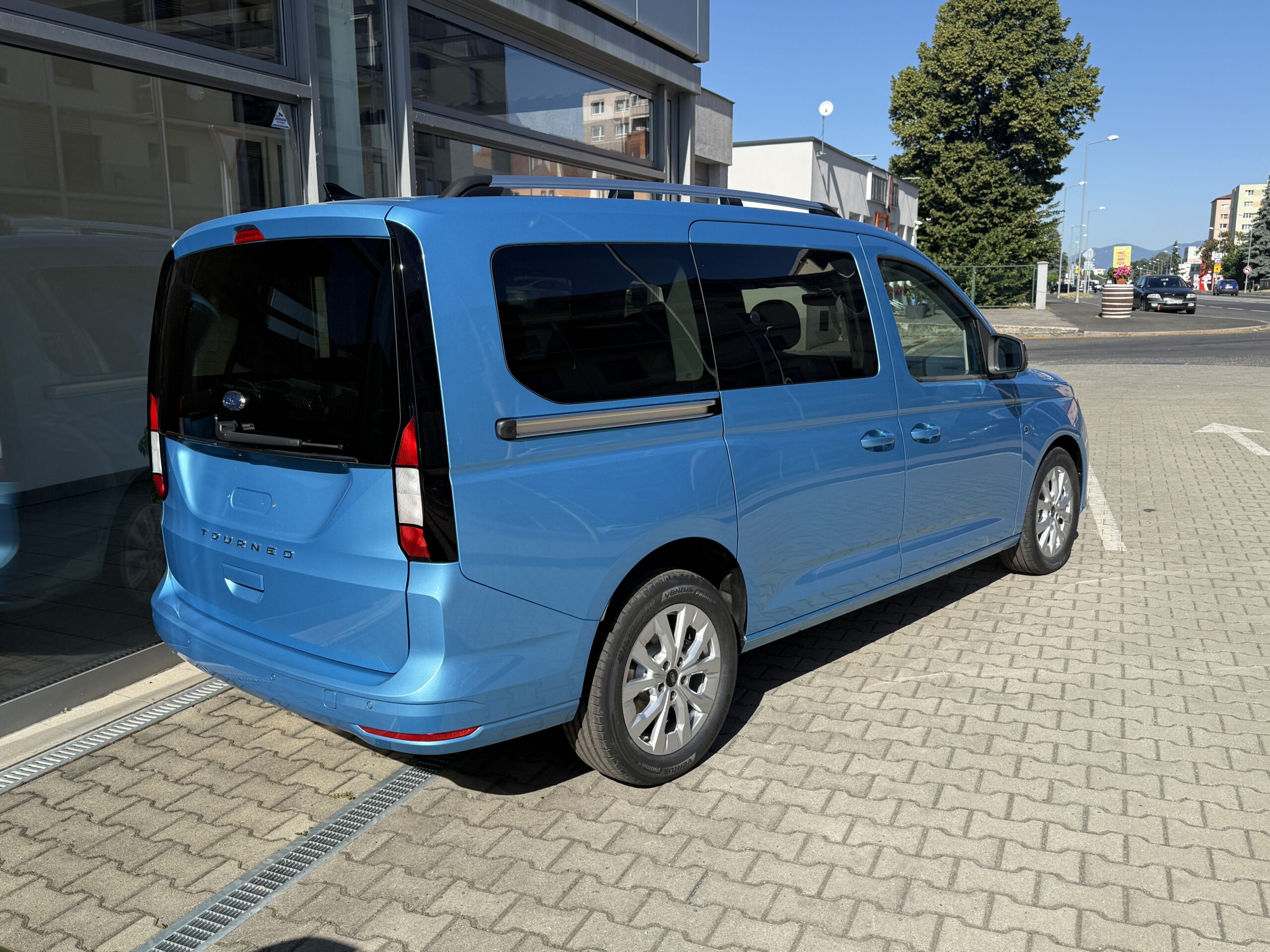 Ford TOURNEO CONNECT 2.0 EcoBlue 122k A7 (90kW) – FWD Grand Tourneo Titanium - Image 3