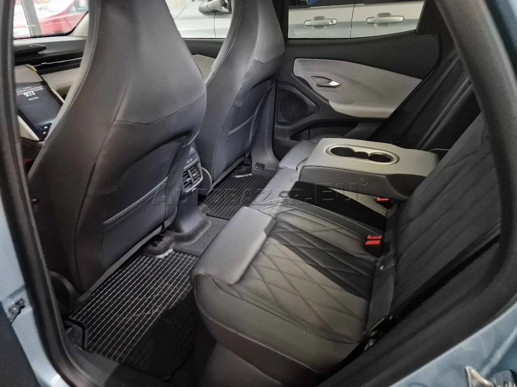 Ford Explorer - Image 9