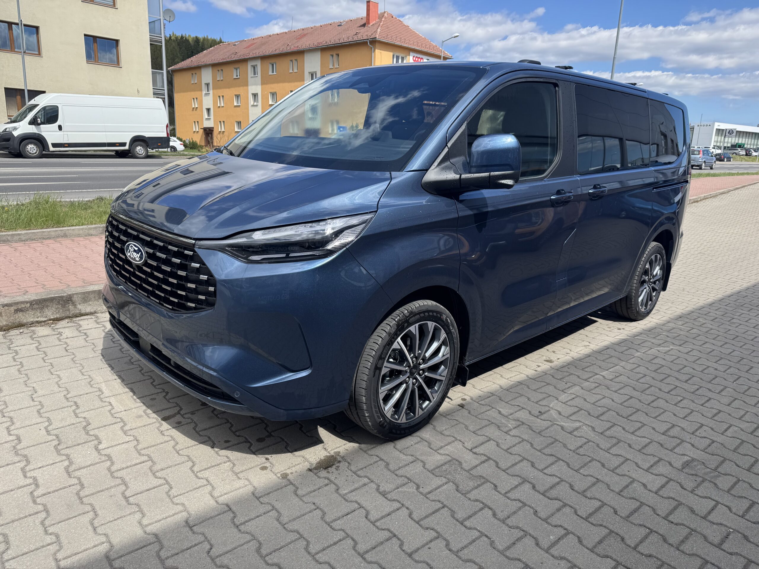 Ford Tourneo Custom 2. 5 Duratec PHEV 232k eCVT – FWD (171kW) Tourneo Titanium X - Image 3
