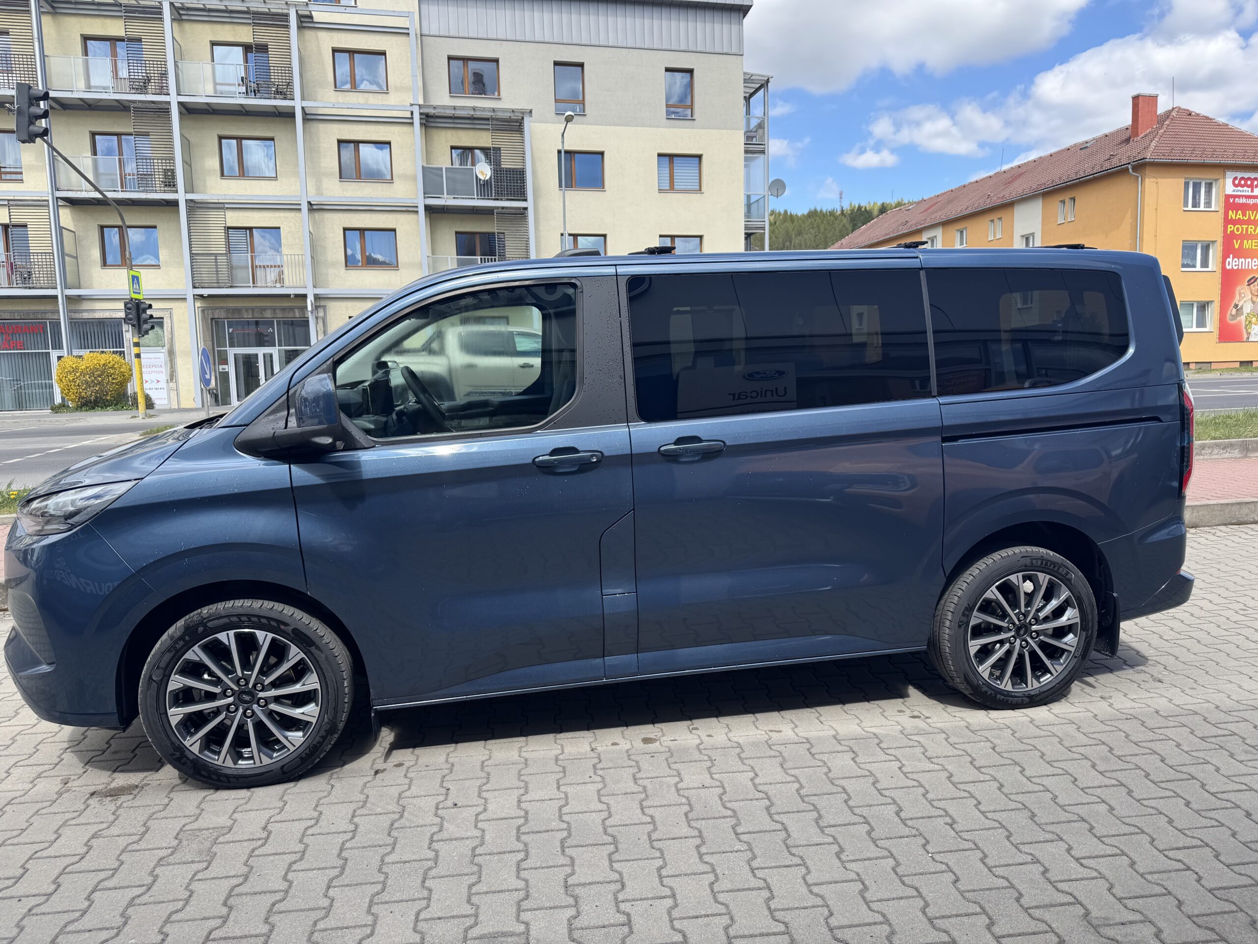Ford Tourneo Custom 2. 5 Duratec PHEV 232k eCVT – FWD (171kW) Tourneo Titanium X - Image 4