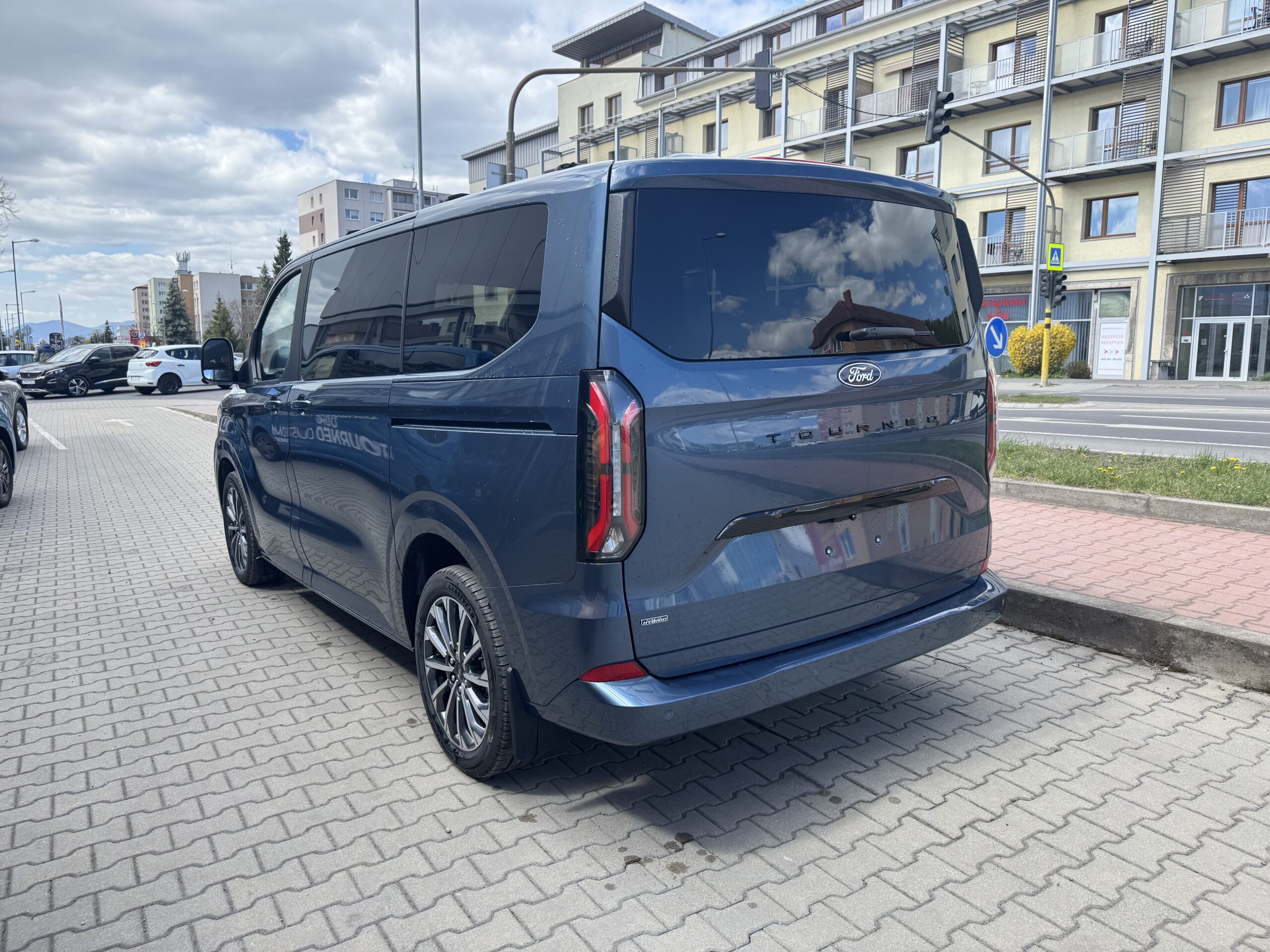 Ford Tourneo Custom 2. 5 Duratec PHEV 232k eCVT – FWD (171kW) Tourneo Titanium X - Image 5