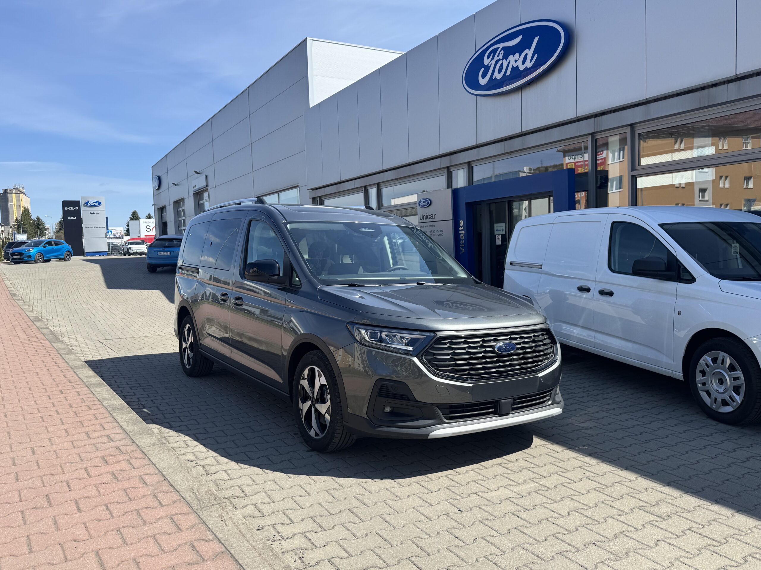 Ford TOURNEO CONNECT 2.0 EcoBlue 122k A7 (90kW) – FWD Grand Tourneo Active - Image 1
